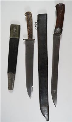 Konvolut von 2 Standhauern bzw. jagdartigem Messer, 19./20. Jahrhundert a) - Schmuck, Kunst und Antiquitäten