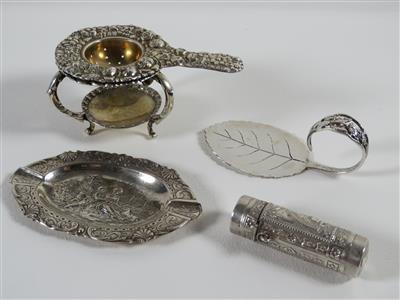 1 Lippenstifthülle, 1 Damenascher, 1 Zuckerstreuer mit Ablage, 1 Konfektvorleger - Art, antiques and jewellery