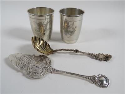 2 Becher, Mehlspeisenheber, 1 Zuckerlöffelstreuer - Arte, antiquariato e gioielli