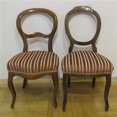 Zwei unterschiedliche Medaillon-Sessel, 19. Jahrhundert - Kunst, Antiquitäten und Schmuck