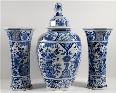 Deckelvase und Paar Vasen in Delfter-Art, 20. Jahrhundert - Umění, starožitnosti a šperky