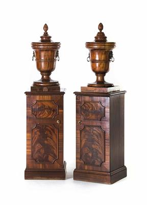 Paar neoklassizistische Pfeilerkästen mit urnenförmigen Aufsätzen, 20. Jhdt. - Arte, antiquariato e gioielli