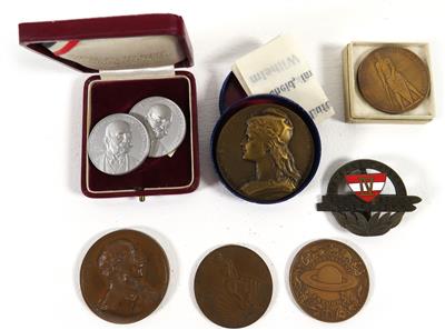 Sieben Medaillen und ein Abzeichen - Kunst, Antiquitäten und Schmuck