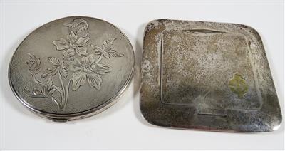 1 runde, 1 quadratisch abgerundete Puderdose, Deutsch/Schweiz, 1. Hälfte 20. Jahrhundert - Art, antiques and jewellery