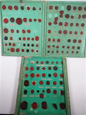 3 Tableaus mit ca. 100 Rotsiegelprägungen: - Kunst, Antiquitäten und Schmuck