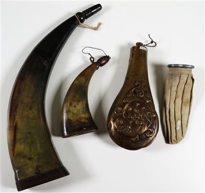 Zwei Pulverhörner, Pulverflasche, - Gioielli, arte e antiquariato
