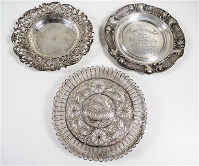Drei verschiedene kleine Teller - Jewellery, antiques and art
