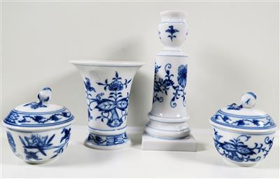 Kerzenhalter, kleine Vase, zwei kleine Deckeldosen, Meissen, 2. Hälfte 20. Jahrhundert - Jewellery, antiques and art