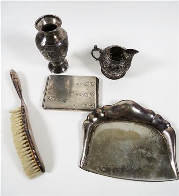 Tischschaufel und Besen, Sahnegießer, Vase und Zigarettenetui - Schmuck, Kunst und Antiquitäten