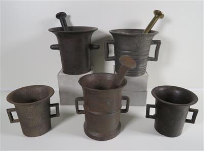 Fünf unterschiedliche Eisenmörser, teils mit drei Pistillen, davon zwei Eisen und einer Messing - Gioielli, arte e antiquariato