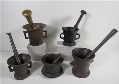 Fünf unterschiedliche Eisenmörser, teils mit Eisen- und Messingpistillen - Schmuck, Kunst & Antiquitäten