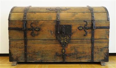 Große Rundbogen-Koffertruhe, 18. Jahrhundert - Schmuck, Kunst und Antiquitäten