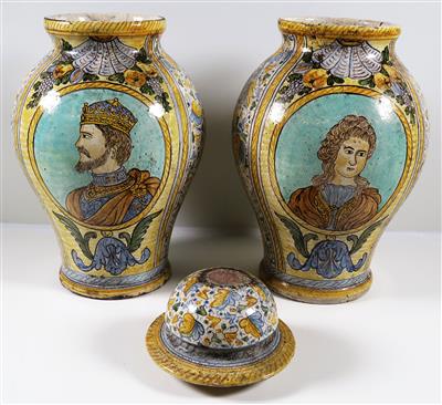 Historisierendes Vasenpaar und ein Deckel, in italienischer Manier, 20. Jahrhundert - Klenoty, umění a starožitnosti