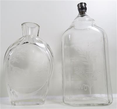 Plattflasche und Branntweinflasche, 20. Jahrhundert - Schmuck, Kunst und Antiquitäten