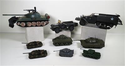 Sammlung Militaria-Modelle, 9 Stück: - Schmuck, Kunst & Antiquitäten