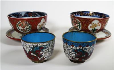 Zwei Imari-Schalen mit Deckel-Untertassen, Japan Meiji-Periode - Schmuck, Kunst & Antiquitäten