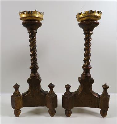 Paar Kerzenleuchter im gotischen Stil, 2. Hälfte 19. Jahrhundert - Schmuck, Kunst und Antiquitäten