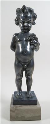 Putto mit Blumenstrauß, Entwurf Hans Müller (Wien 1873-1937) - Schmuck, Kunst & Antiquitäten