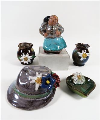 1 Bäuerin, 2 kleine Vasen, 1 Herzschälchen und 1 Hut, Alpenländische Kunstkeramik Liezen - Schmuck, Kunst & Antiquitäten