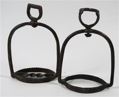 Zwei unterschiedliche Steigbügel, wohl 17./18. Jahrhundert - Schmuck, Kunst & Antiquitäten