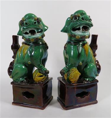 Paar Fo-Löwen als Räucherstäbchenhalter, China, wohl um 1900 - Jewellery, antiques and art