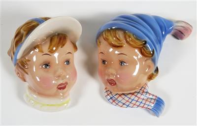 2 kleine Wandmasken: Junge mit Haube und Junge mit Kappe, - Schmuck, Kunst & Antiquitäten