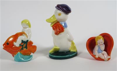 Ente mit Kappe und 2 Kleinchen: Fischreiter und Herzbinkerl, u. a. Entwurf Anton Klieber, Ausführung Keramos, Wien - Schmuck, Kunst & Antiquitäten