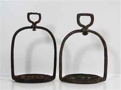 Zwei unterschiedliche Steigbügel, wohl 17./18. Jahrhundert - Klenoty, umění a starožitnosti