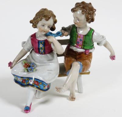 Mädchen und Junge auf Bank sitzend, Volkstedt, Rudolstadt, 20. Jahrhundert - Jewelry, art and antiques