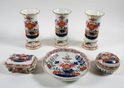 3 Sockelvasen, 1 runde und 1 rechteckige Deckeldose, 1 Teller, Meissen, 19. Jahrhundert - Schmuck, Kunst & Antiquitäten