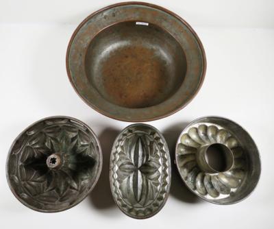 Konvolut von drei Kupferformen und einer Kupferschüssel - Gioielli, arte e antiquariato