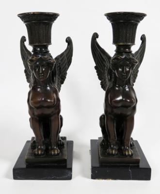 Paar Kerzenleuchter in Form einer sitzenden Sphinx, 20. Jahrhundert - Schmuck, Kunst & Antiquitäten