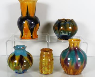Konvolut von 5 Vasen, davon zwei Wachauer Keramik, Anton Mayer, Krems und eine Kärntner Keramik - From the estate of SEPP FORCHER