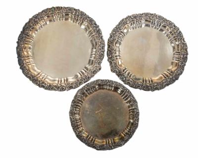 Satz von drei neobarocken Silbertabletts, Seligmann, Ungarn, Anfang 20. Jahrhundert - Antiques, art and jewellery