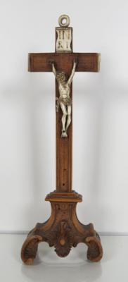 Kleines Tischstandkruzifix im Barockcharakter, Alpenländisch, frühes 19. Jahrhundert - Antiques, art and jewellery
