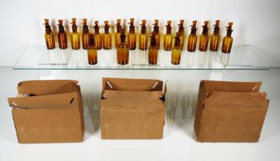 Konvolut von 49 Apotheker-Tropfflaschen, 1. Drittel 20. Jahrhundert - Schmuck, Kunst & Antiquitäten
