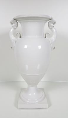 "Französische Vase" mit Greifenkopfhenkeln, KPM-Berlin, 20. Jahrhundert - Klenoty, umění a starožitnosti
