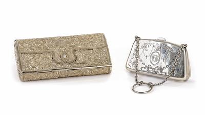 1 Kassette in Form eines Damentäschchens, 1 Geldbörse mit Tragekette - Umění, starožitnosti, šperky – Salzburg