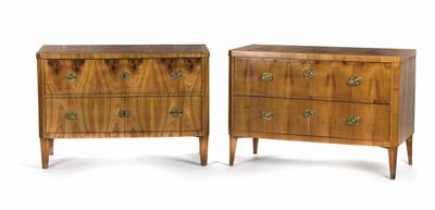 Paar leicht voneinander abweichende klassizistische Kommoden, 1. Viertel 19. Jahrhundert - Furniture