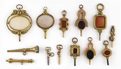 Sammlung von 13 Taschenuhrschlüsseln - Schmuck, Taschen- und Armbanduhren, Kunst des 20. Jahrhunderts