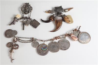 Bauch- bzw. Uhrkette und zwei Gürtelclips - Jewellery, antiques and art