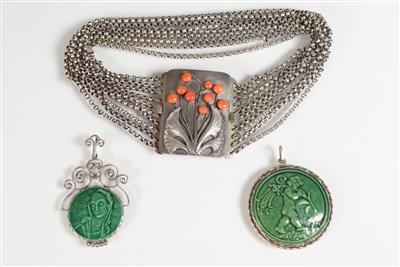 Kropfkette und zwei Anhänger mit Keramikrelief (Putti) - Jewellery, antiques and art