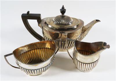 Dreiteilige englische Kaffee- oder Teegarnitur, Goldsmiths and Silversmiths Company, um 1920 - Adventauktion
