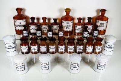 23 Apotheker-Glasflaschen und 6 Apotheker-Porzellangefäße, diese Elbogen, Ende 19./Anfang 20. Jahrhundert - SOMMERAUKTION