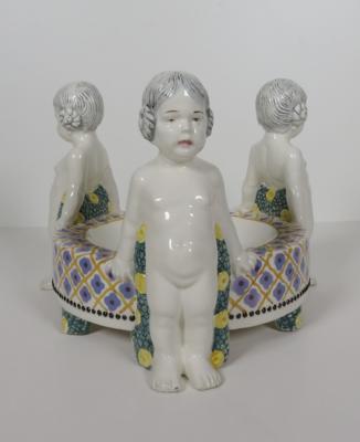 Aufsatzschale mit drei Putti, Entwurf Carl Klimt, Ausführung Bernhard Bloch, Eichwald, nach 1920 - Porcelán, sklo a sběratelské předměty