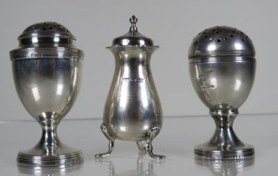 Konvolut von 3 unterschiedlichen englischen Silber Gewürz- bzw. Zuckerstreuern, um 1900 und älter - Porzellan, Glas und Sammelgegenstände