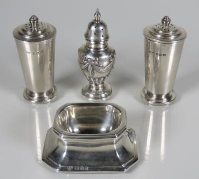 Konvolut von 3 unterschiedlichen englischen Silber Gewürz- bzw. Zuckerstreuern und einem Gewürzschälchen, - Porcelán, sklo a sběratelské předměty
