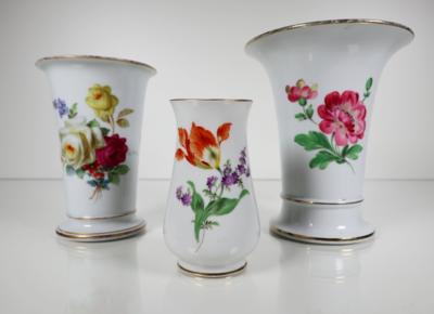 3 unterschiedliche Vasen, Meissen, 1. Hälfte 20. Jahrhundert - Porcelán, sklo a sběratelské předměty