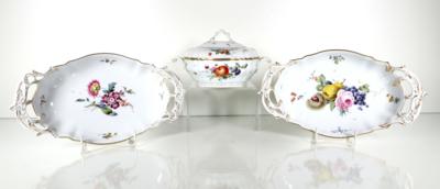 Kleine Deckelterrine und zwei gehenkellte Schalen, Höchster Porzellanmanufaktur, 2. Hälfte 20. Jahrhundert - Porzellan, Glas und Sammelgegenstände