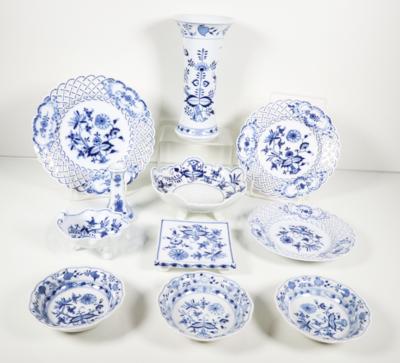 Konvolut von 11 Zwiebelmuster Porzellanteilen, Meissen, vornehmlich um 1900 - Porcelán, sklo a sběratelské předměty